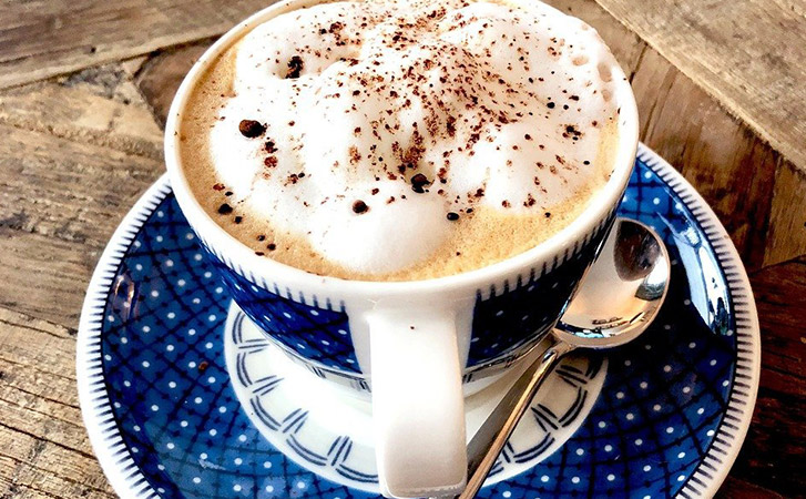 A Pharisaer Kaffee in a blue porcelain mug